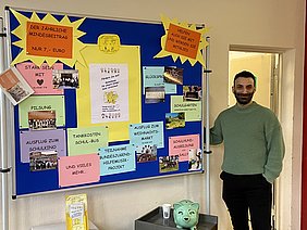 Der 1. Vorsitzende Herr Gedik stellt die Arbeit des Fördervereins anhand von Texten und Bildern auf einer Pinnwand vor.