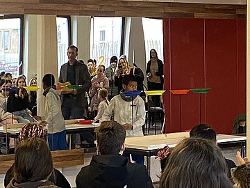 Auftritt der Zirkus-AG mit der Teller-Jonglage